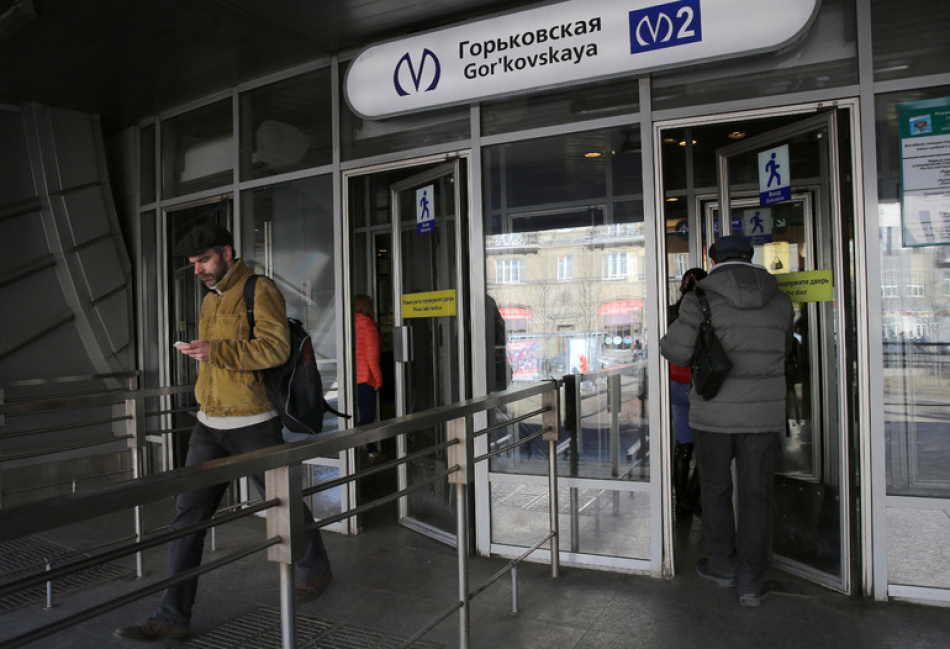 Дерево рухнуло на петербурженку возле станции метро «Горьковская»